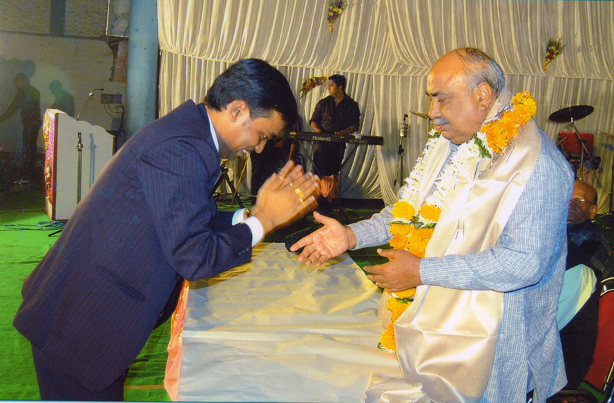 Dr. M.F. Khan accepting his Gold Medal