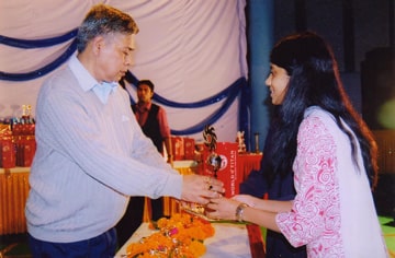 V.C. Of Raipur University Dr. B.P.Chandra is giving away the prizes