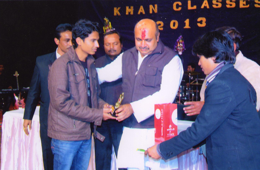 Shri Ashok Rohani distributing prizes