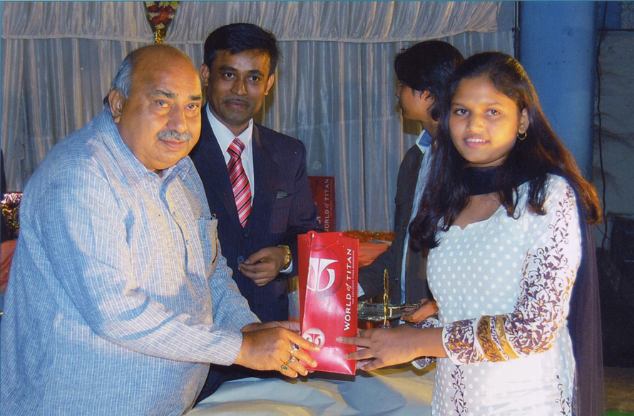 Late. Shri I.D.Rohani distributing prizes