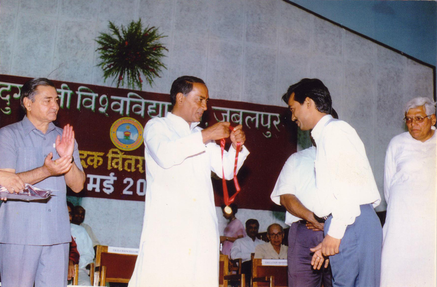 Late. Shri I.D.Rohani distributing prizes