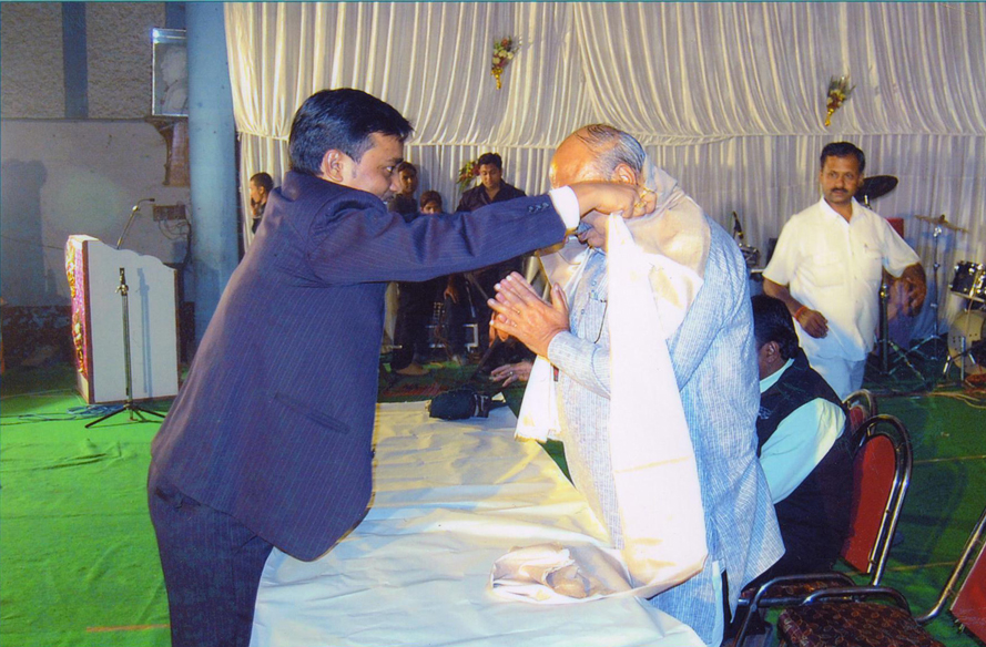 Dr. M.F. Khan honoring Late. Shri I.D.Rohani